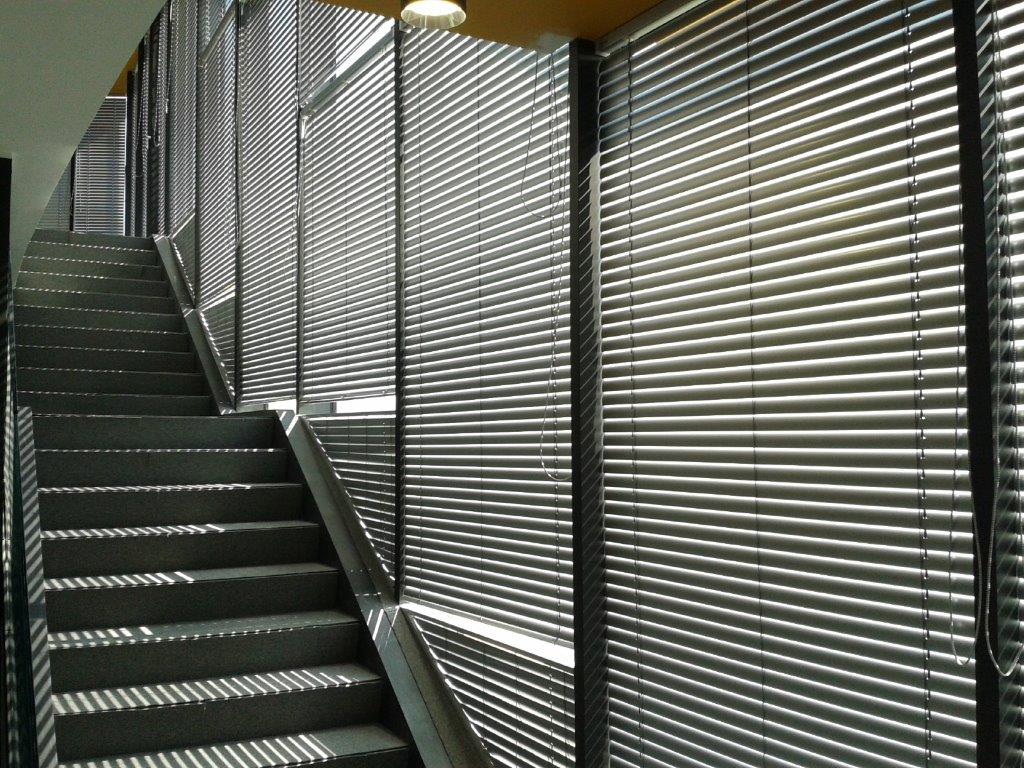 Vnitřní žaluzie na schodišti vrhající působivý stín
